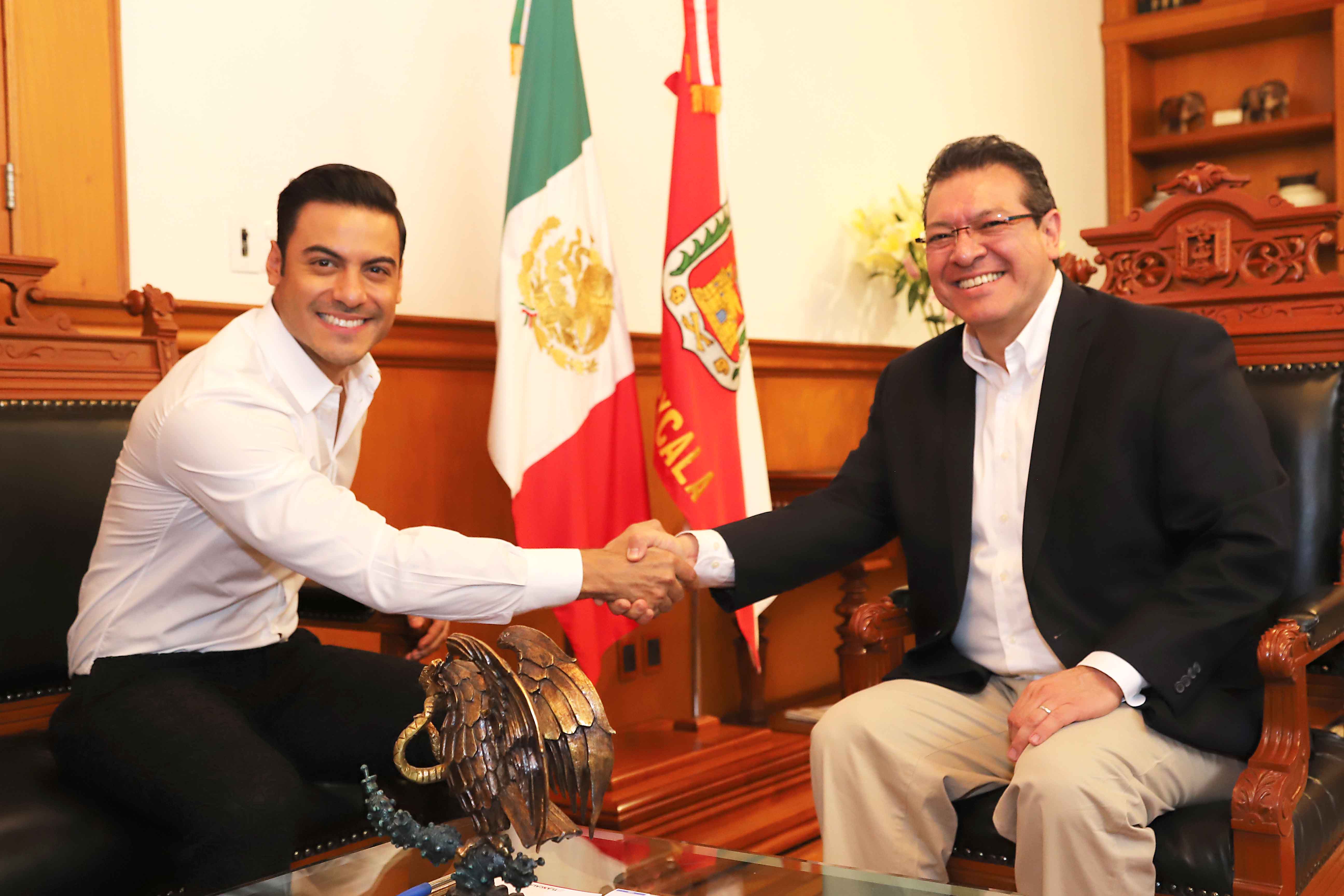 Carlos Rivera filma en Tlaxcala y se reúne con Marco Mena